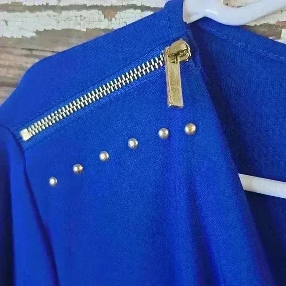 Carmen Blue Ladies Blouse, Size XL with cute gold zipper features at shoulders. - Picture 3 of 4